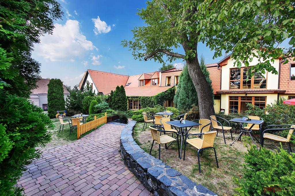 Palecek Group Skuteč Exterior foto